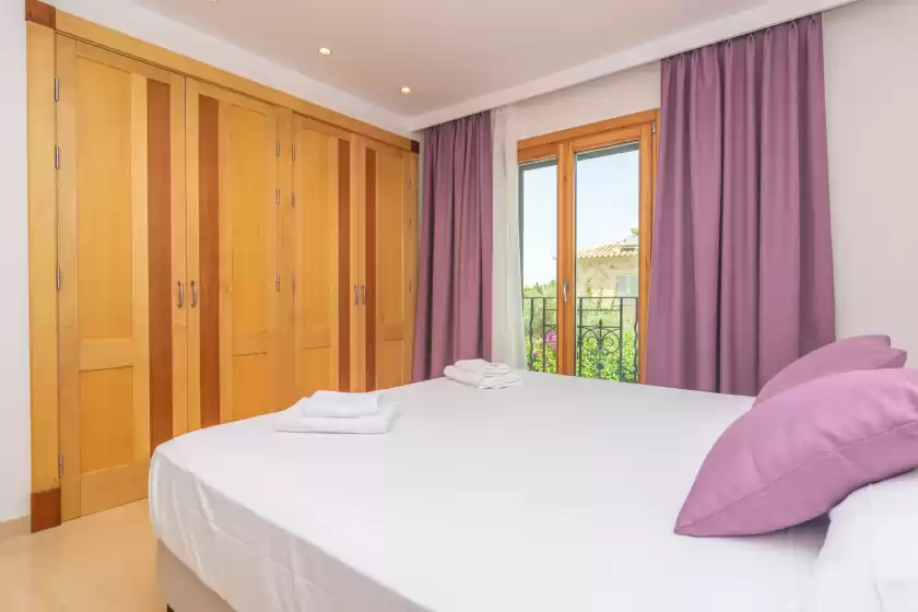 Holiday rentals in Villa luna suites, es Puigderrós