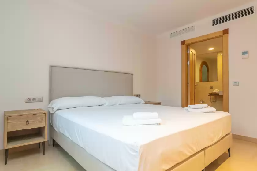 Holiday rentals in Villa luna suites, es Puigderrós