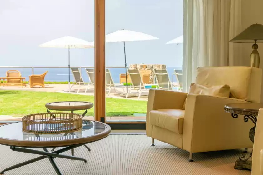 Holiday rentals in Villa luna suites, es Puigderrós
