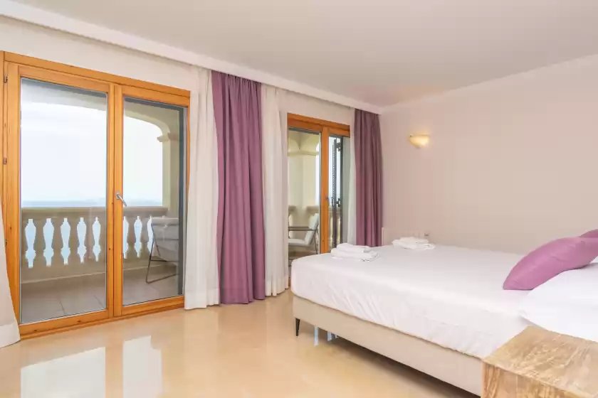 Holiday rentals in Villa luna suites, es Puigderrós