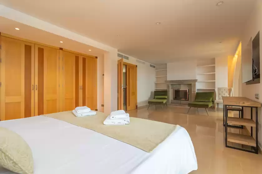 Holiday rentals in Villa luna suites, es Puigderrós