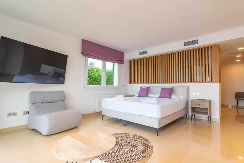 Holiday rentals in Villa luna suites, es Puigderrós