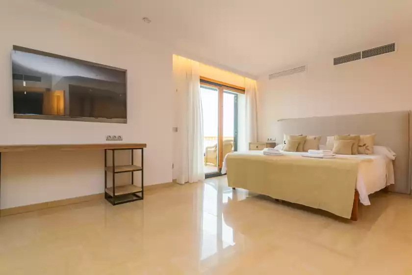 Holiday rentals in Villa luna suites, es Puigderrós