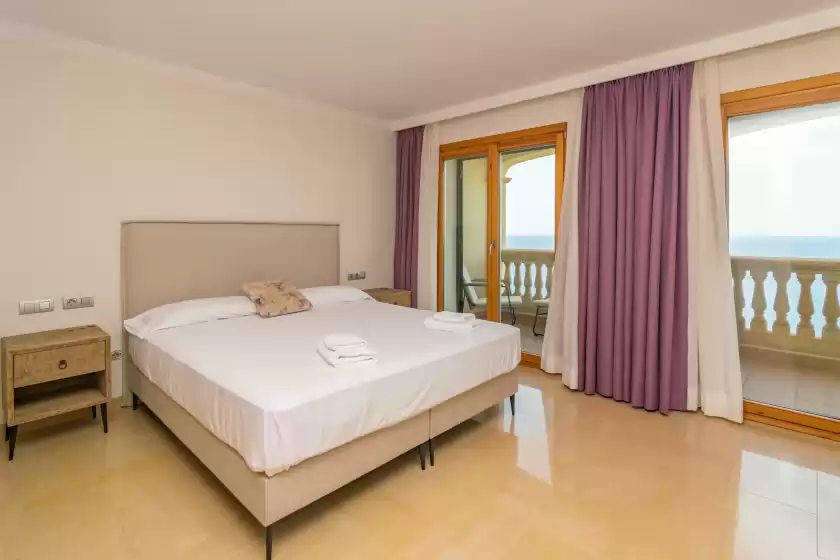 Holiday rentals in Villa luna suites, es Puigderrós