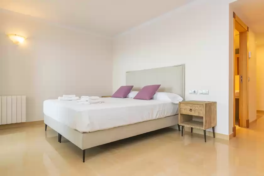 Holiday rentals in Villa luna suites, es Puigderrós