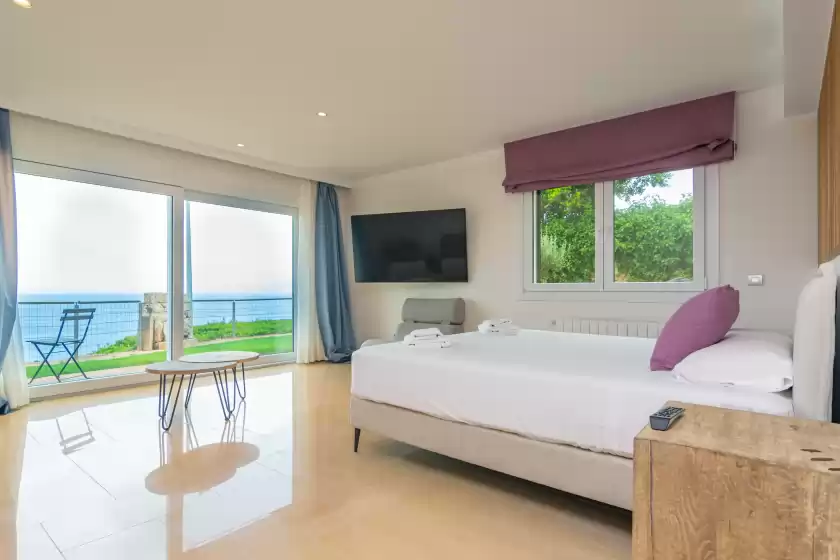 Holiday rentals in Villa luna suites, es Puigderrós