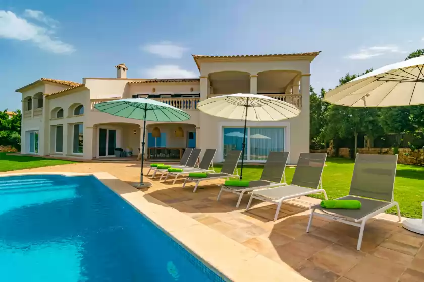 Holiday rentals in Villa luna suites, es Puigderrós
