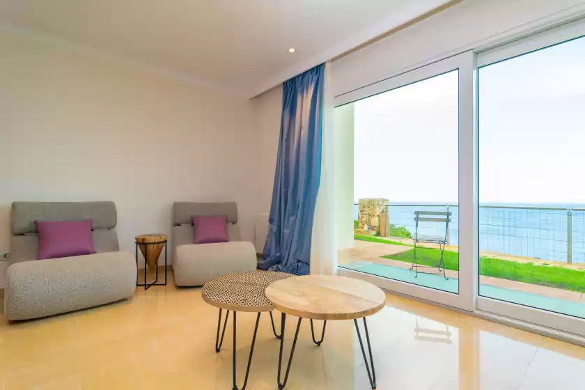 Holiday rentals in Villa luna suites, es Puigderrós