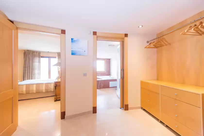 Holiday rentals in Villa luna suites, es Puigderrós