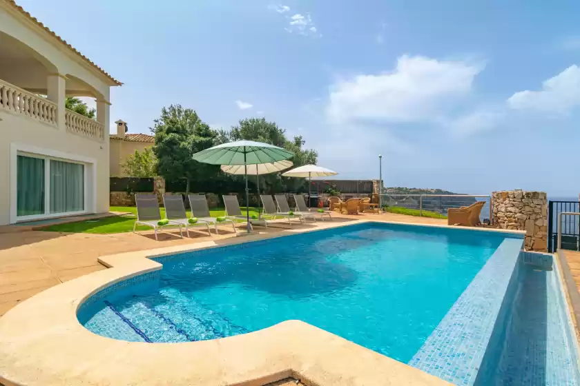 Holiday rentals in Villa luna suites, es Puigderrós
