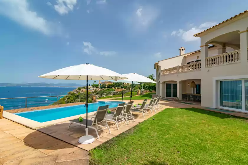 Holiday rentals in Villa luna suites, es Puigderrós