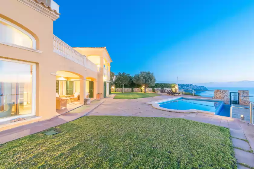 Holiday rentals in Villa luna suites, es Puigderrós