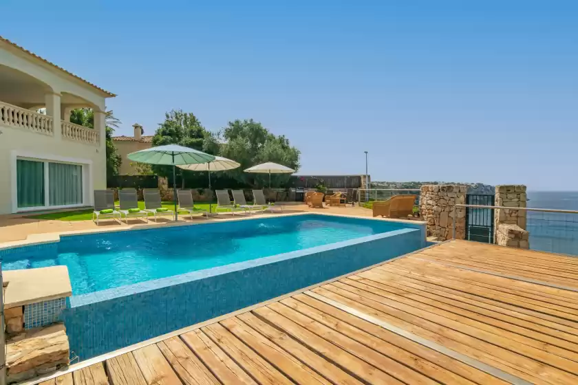Holiday rentals in Villa luna suites, es Puigderrós