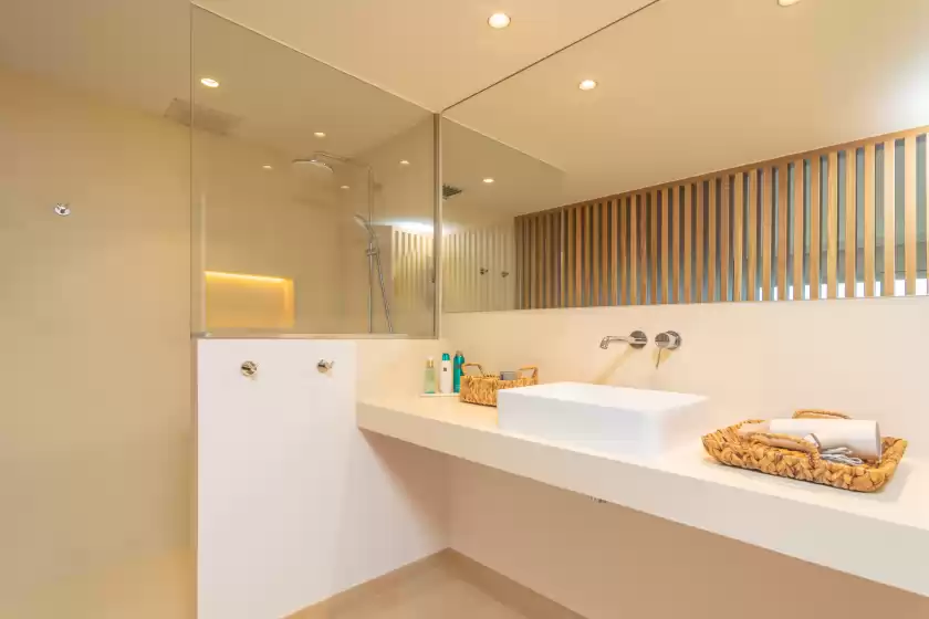 Holiday rentals in Villa luna suites, es Puigderrós