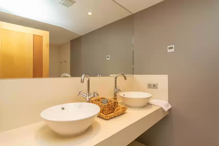 Holiday rentals in Villa luna suites, es Puigderrós