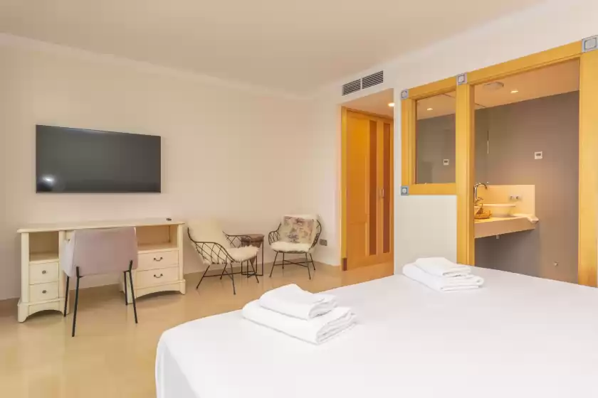 Holiday rentals in Villa luna suites, es Puigderrós