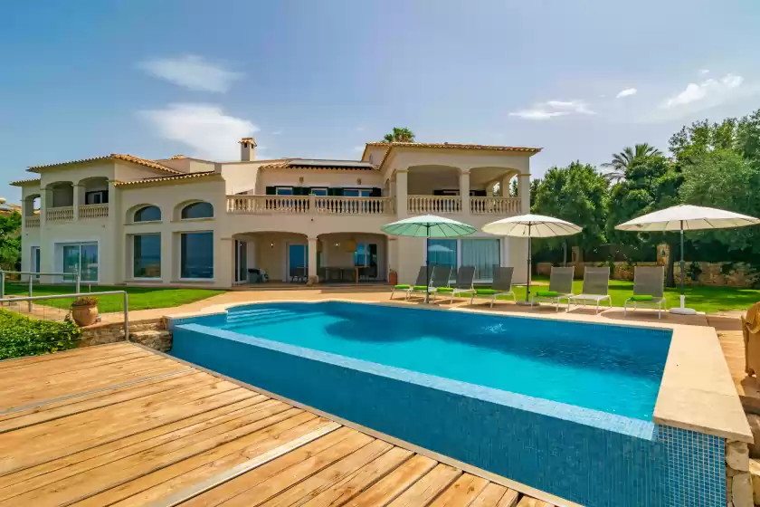 Holiday rentals in Villa luna suites, es Puigderrós