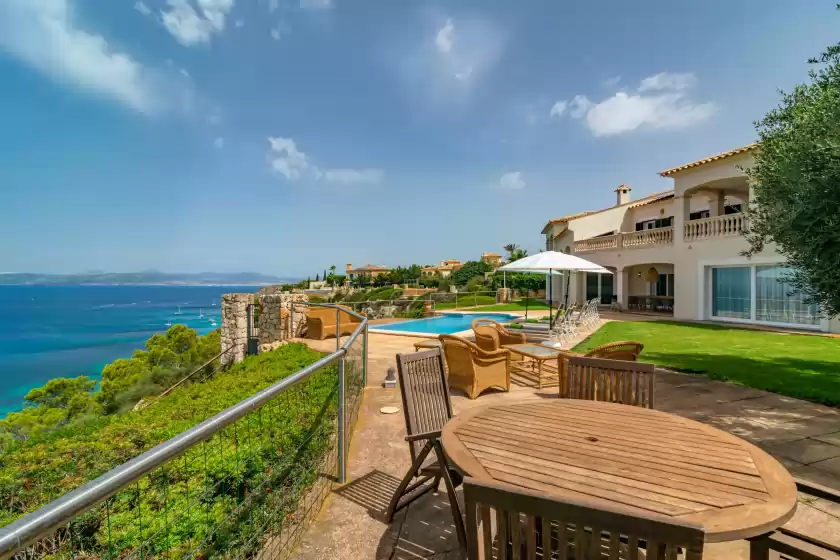 Holiday rentals in Villa luna suites, es Puigderrós