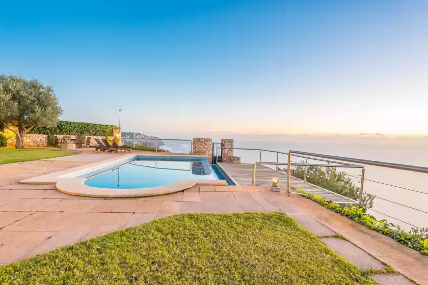 Holiday rentals in Villa luna suites, es Puigderrós