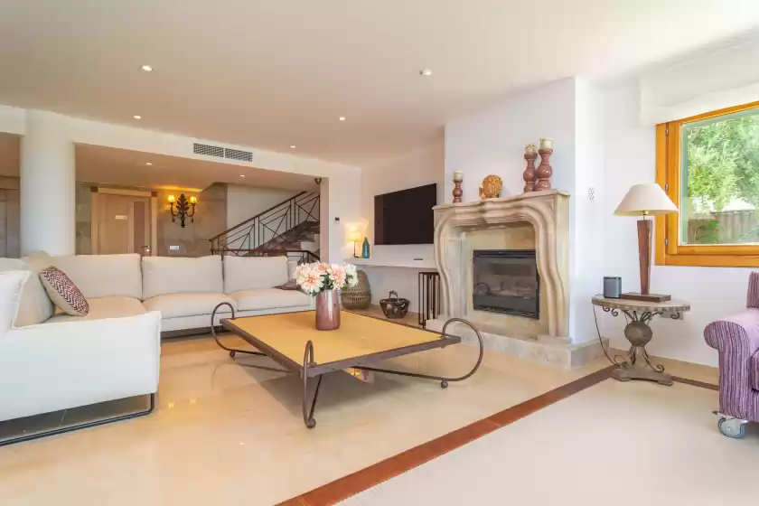 Holiday rentals in Villa luna suites, es Puigderrós