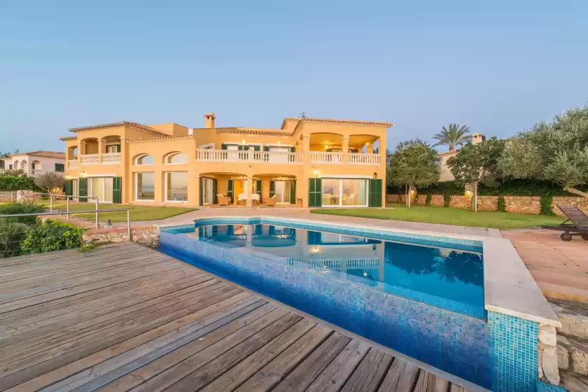 Holiday rentals in Villa luna suites, es Puigderrós