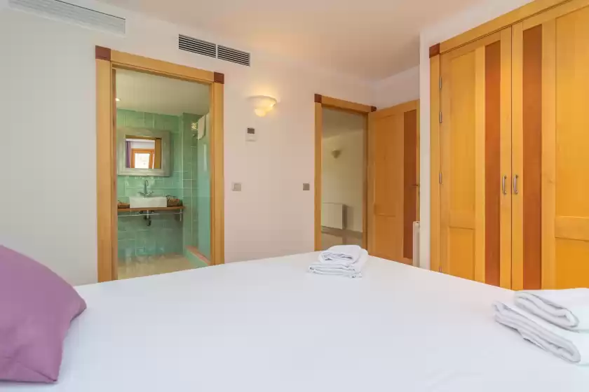 Holiday rentals in Villa luna suites, es Puigderrós