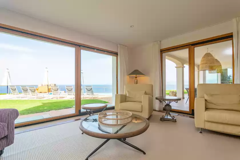 Holiday rentals in Villa luna suites, es Puigderrós