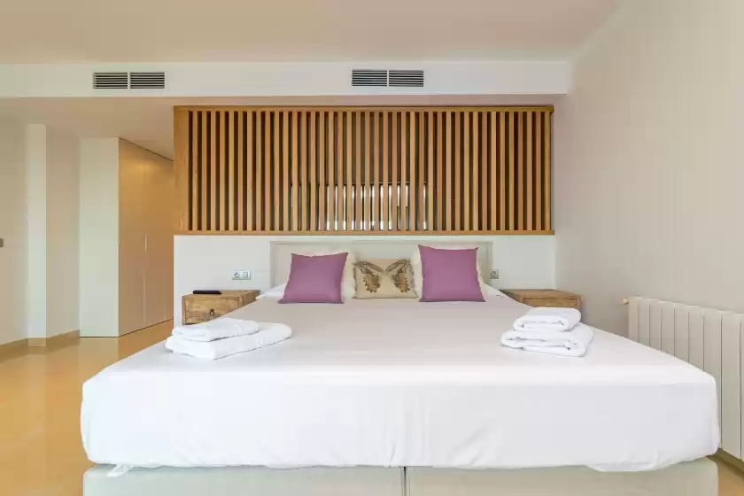 Holiday rentals in Villa luna suites, es Puigderrós