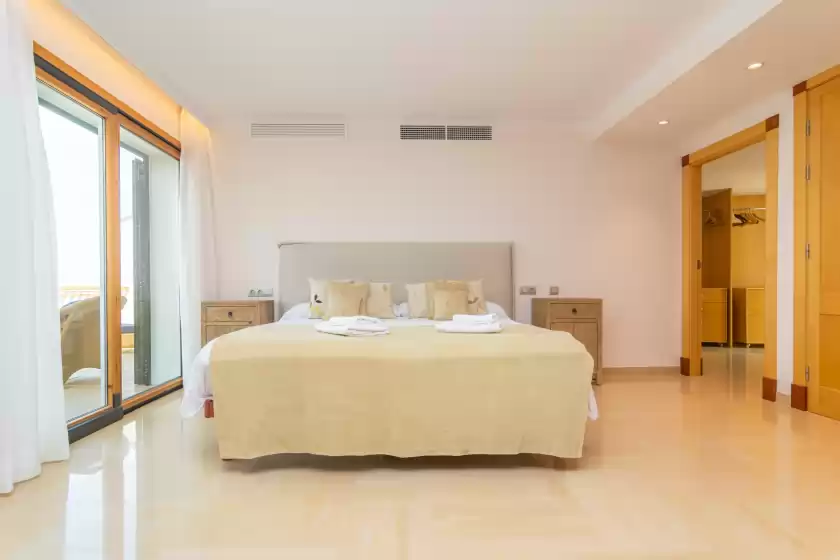 Holiday rentals in Villa luna suites, es Puigderrós