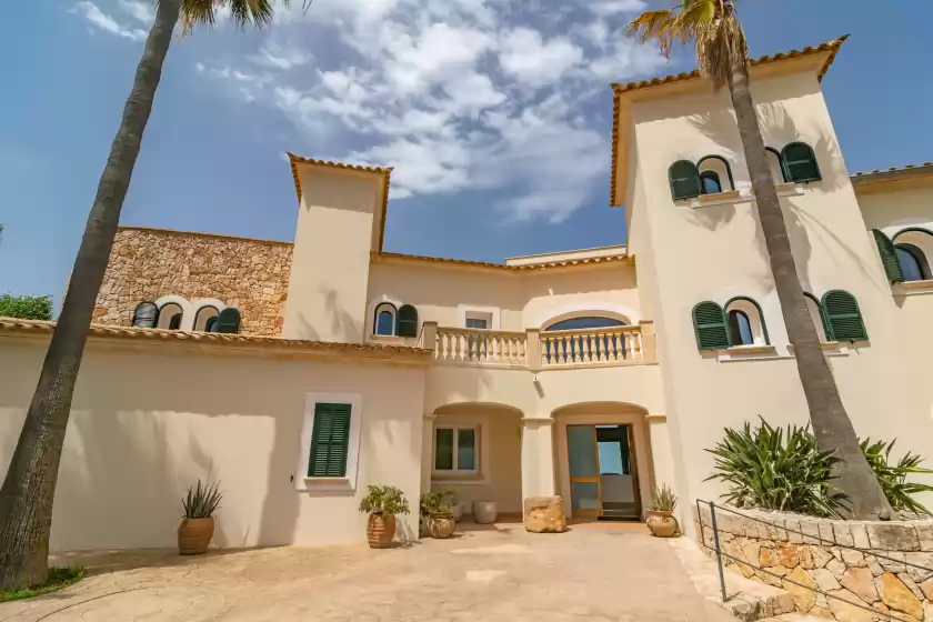 Holiday rentals in Villa luna suites, es Puigderrós