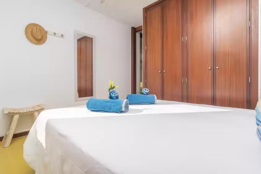 Holiday rentals in Mirella, Habitat