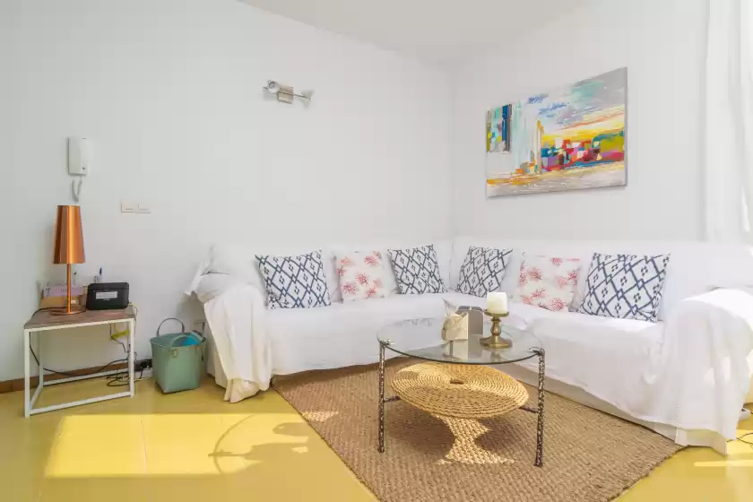 Holiday rentals in Mirella, Habitat