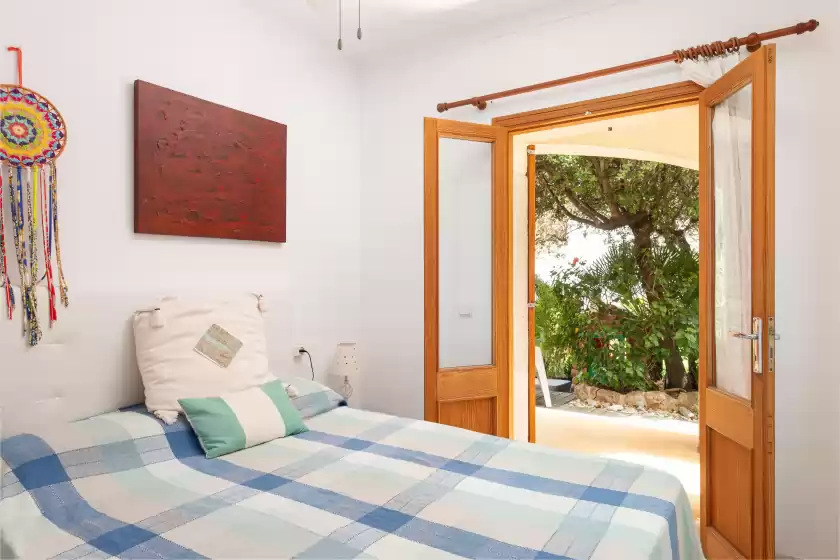 Holiday rentals in La casa del far, Alcanada