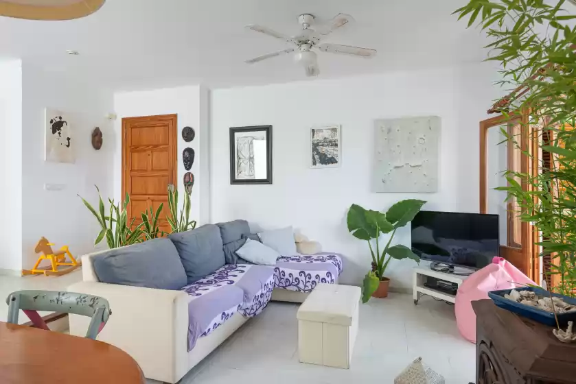 Holiday rentals in La casa del far, Alcanada