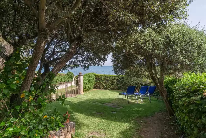 Holiday rentals in La casa del far, Alcanada