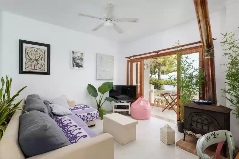 Holiday rentals in La casa del far, Alcanada