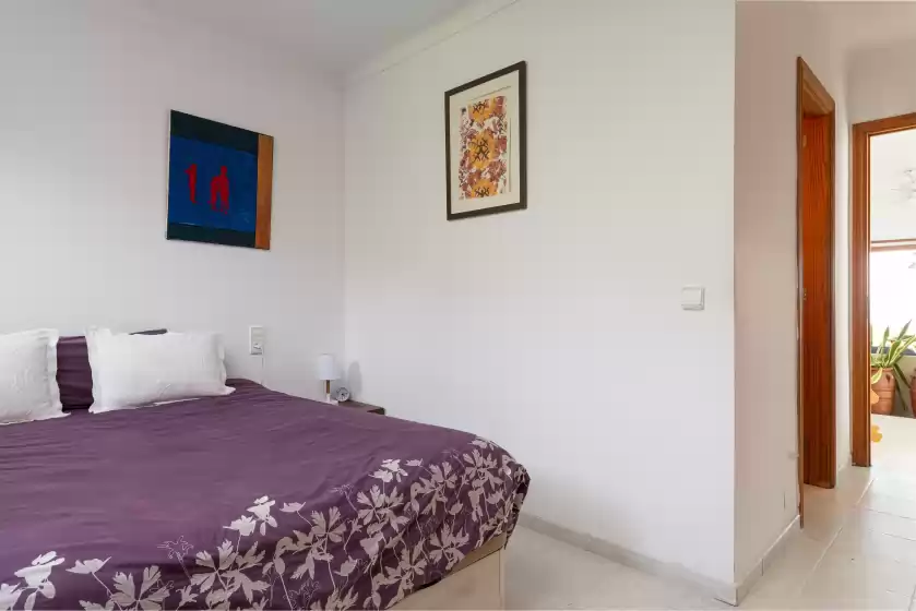 Holiday rentals in La casa del far, Alcanada