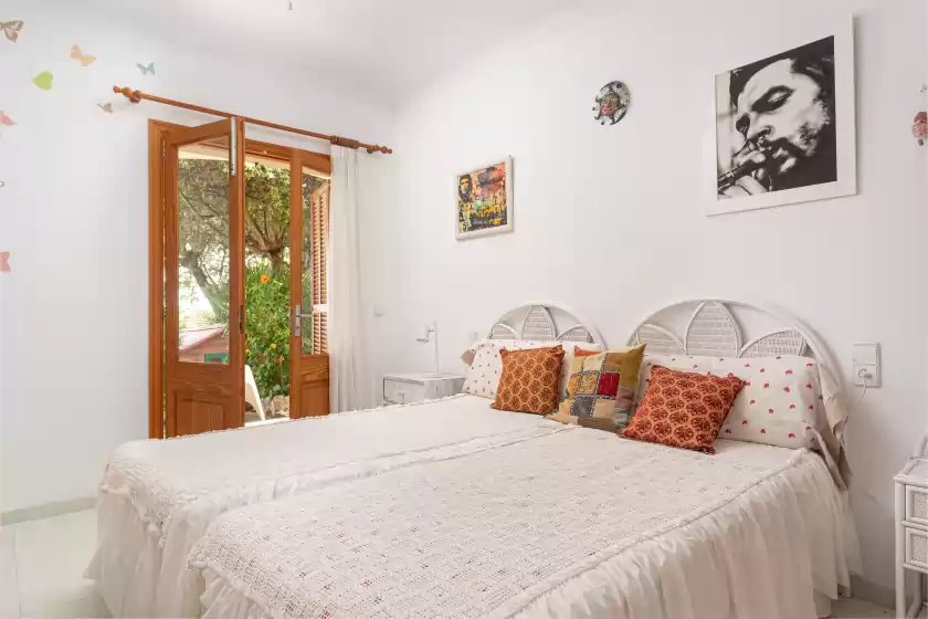 Holiday rentals in La casa del far, Alcanada