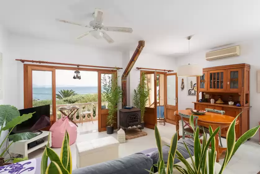 Holiday rentals in La casa del far, Alcanada