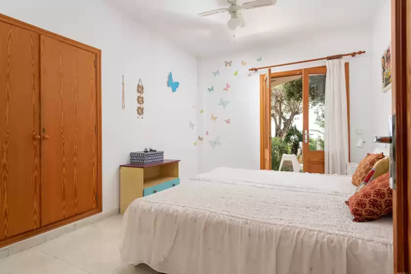 Holiday rentals in La casa del far, Alcanada