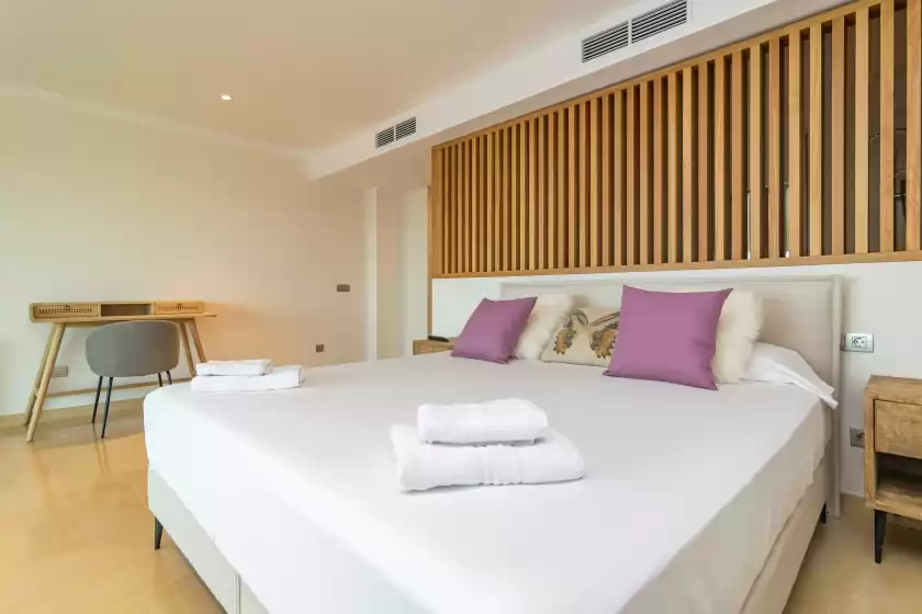 Holiday rentals in Villa luna suites, es Puigderrós