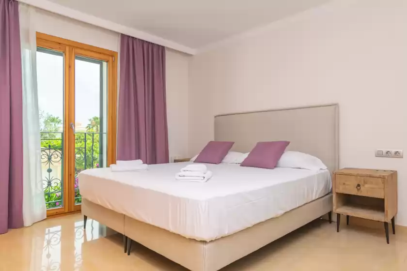 Holiday rentals in Villa luna suites, es Puigderrós