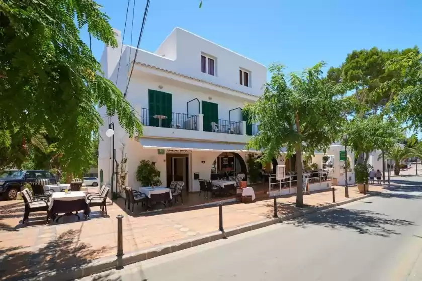 Holiday rentals in Hostal talamanca hab. triple, Cala d'Or